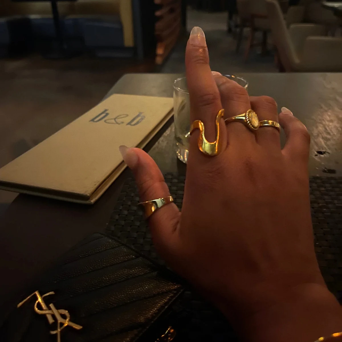 Anel irregular minimalista em aço inoxidável banhado a ouro 18k. Design único, durabilidade e sofisticação atemporal para um visual elegante e moderno. — foto 7