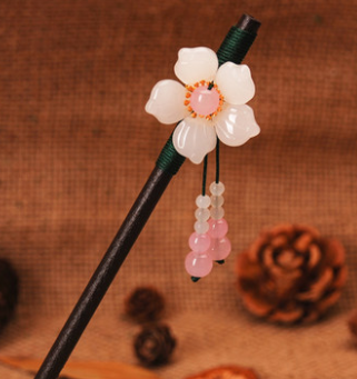 Haarspeld met antieke franjes. Geef je haar een vleugje vintage charme. Stijlvolle haaraccessoire voor een verfijnde look. — foto 39