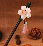 Haarspeld met antieke franjes. Geef je haar een vleugje vintage charme. Stijlvolle haaraccessoire voor een verfijnde look. — foto 39