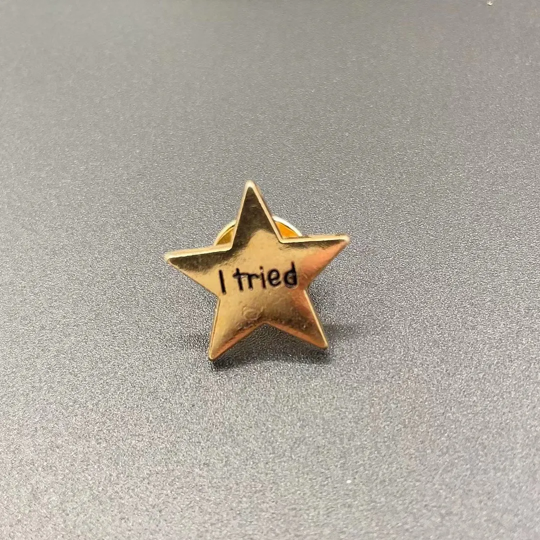 Medalha de metal com elemento estrela criativa Broche estrela de cinco pontas em inglês Adicione um toque de sofisticação e estilo ao seu visual com este broche — foto 4