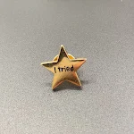 Medalha de metal com elemento estrela criativa Broche estrela de cinco pontas em inglês Adicione um toque de sofisticação e estilo ao seu visual com este broche — foto 4