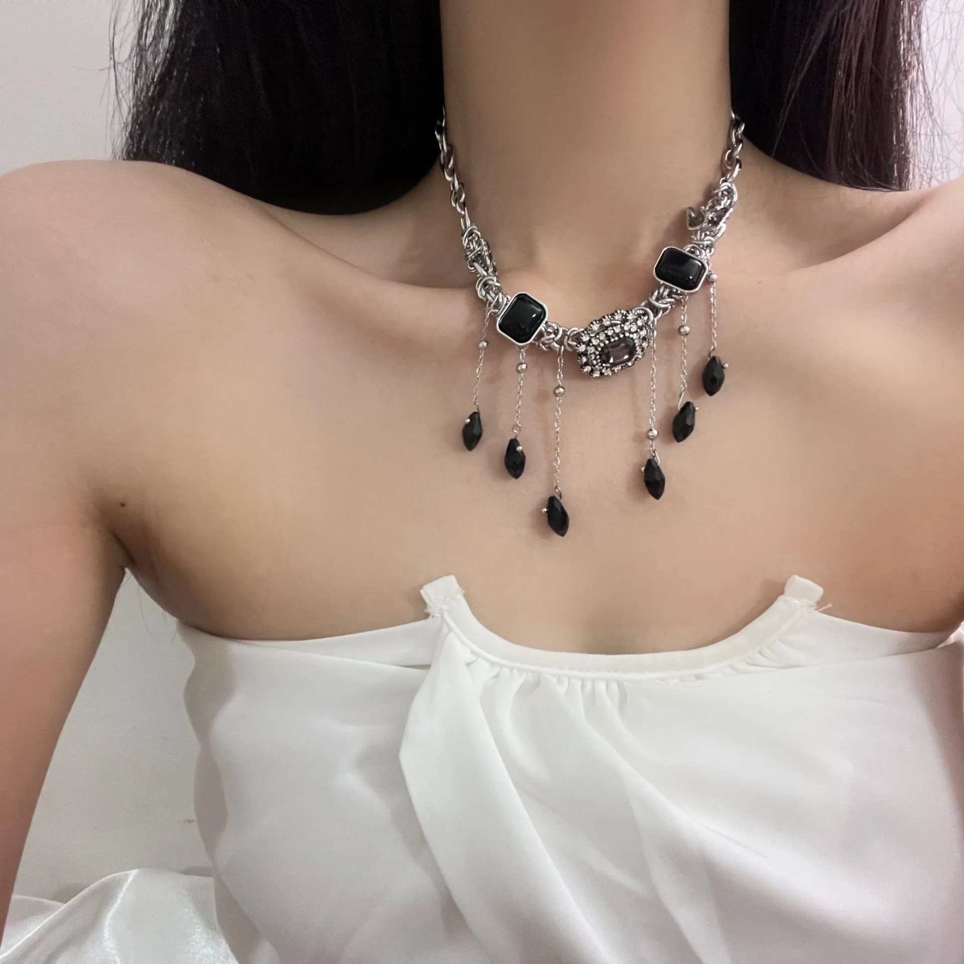Title 2, Choker de Botão com Tassel e Corrente de Clavíc...