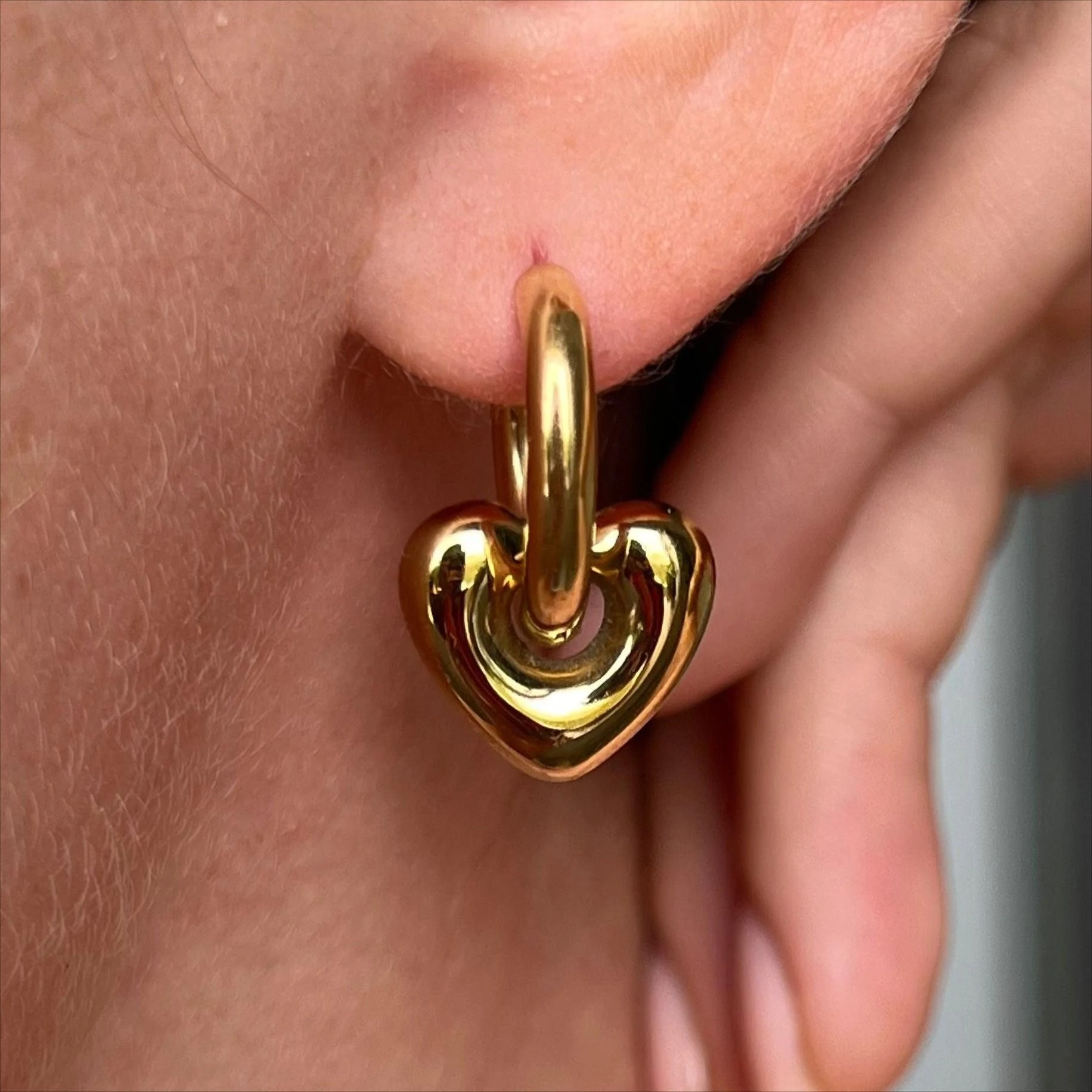 Orecchini a cuore vuoto oro e argento. Eleganza senza tempo per donne raffinate. Leggeri e confortevoli, un tocco di stile per ogni occasione. — foto 4