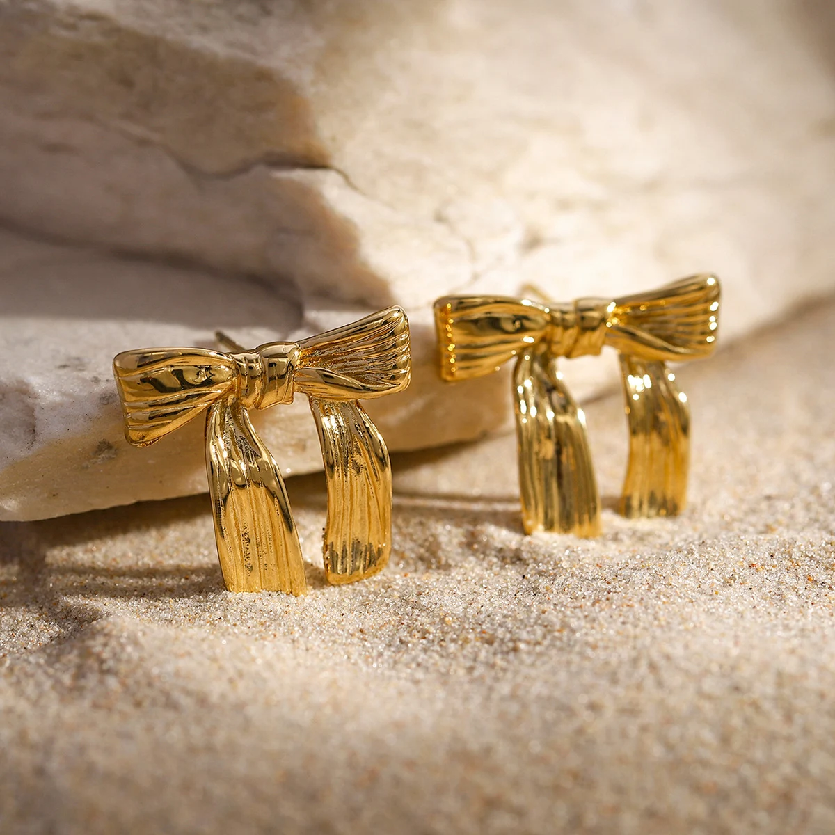 Brincos femininos de laço em ouro 16k e aço titânio, elegantes e duráveis, ideais para uso diário e eventos especiais. — foto 6