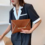 Clutch casual moderna com envelope e cor lisa. Perfeita para um visual despojado e elegante, levando seus itens essenciais com praticidade. — foto 4
