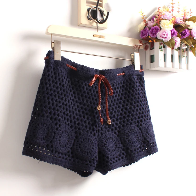 Pantaloni a tre pezzi traforati per primavera ed estate. Freschezza e stile per un look leggero e alla moda, perfetti per le giornate calde. — foto 3