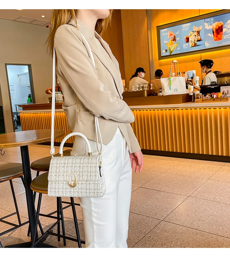 Nova Bolsa Crossbody Niche Portátil Feminina Quadrada Pequena Lã Estilo Baguette Moda Selvagem Temperamento — foto 17