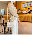 Nova Bolsa Crossbody Niche Portátil Feminina Quadrada Pequena Lã Estilo Baguette Moda Selvagem Temperamento — foto 17