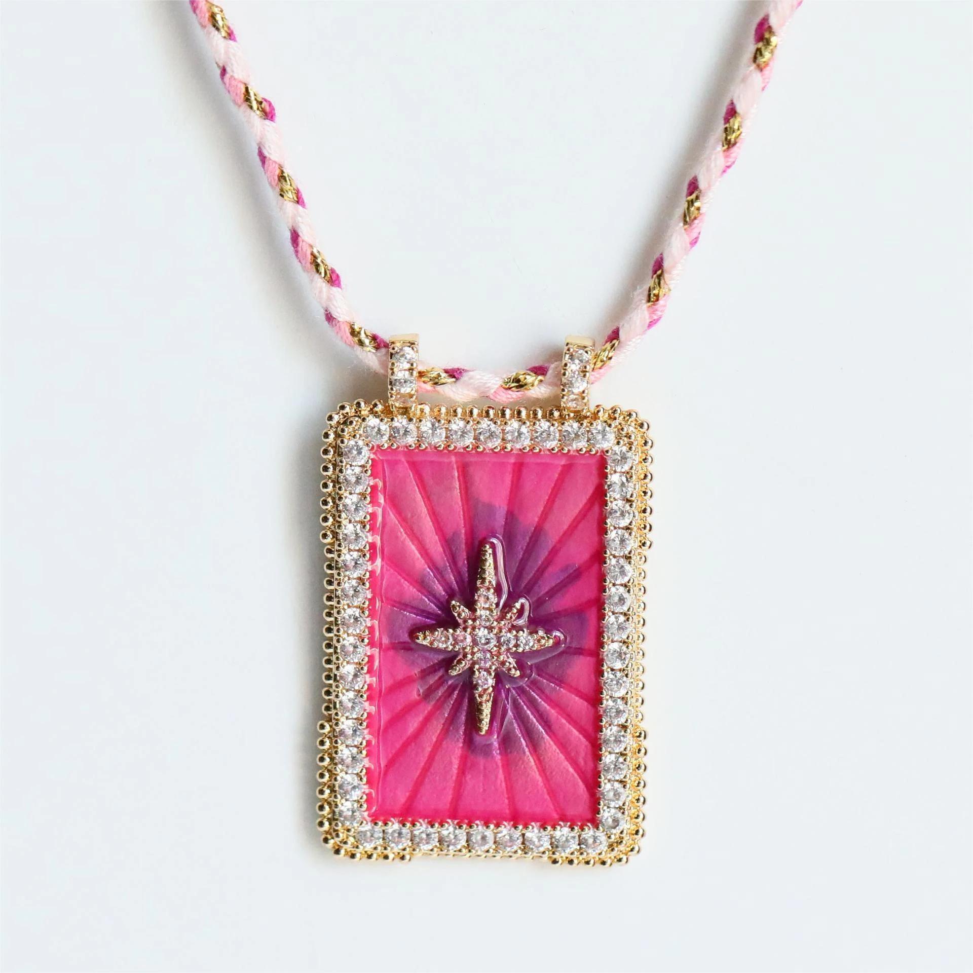 Colar longo de tarot com placa quadrada para mulheres, Sol Lua Coração, um pingente único que simboliza amor e proteção. — foto 5