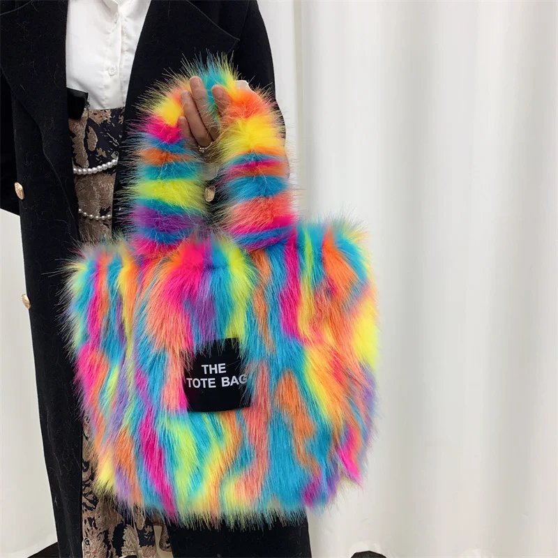 Duża torba crossbody w stylu retro z charakterem. Oferuje sporo miejsca i dodaje niepowtarzalnego uroku każdej stylizacji. — zdjęcie 1
