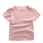 Camiseta infantil gola redonda lisa, confortável e estilosa. Perfeita para o dia a dia, fácil de combinar e ideal para crianças ativas. — foto 4