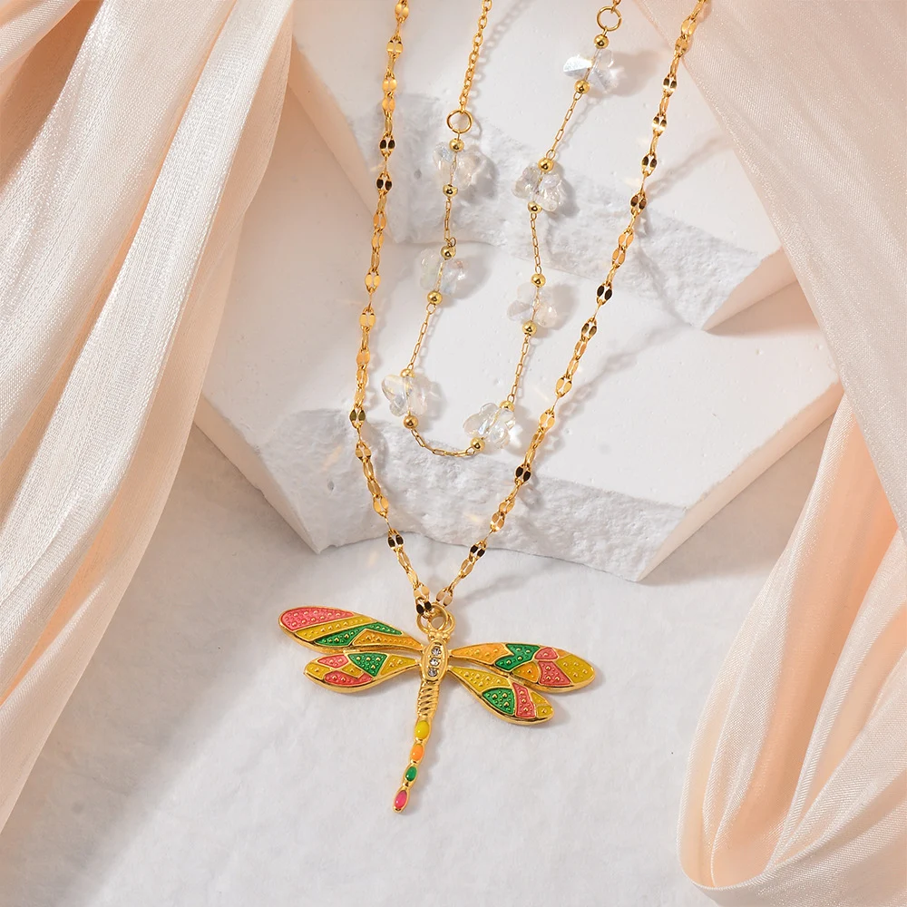 Colar feminino dupla camada com pingente de libélula colorida, miçangas douradas, aço titânio. Elegância e charme. — foto 10