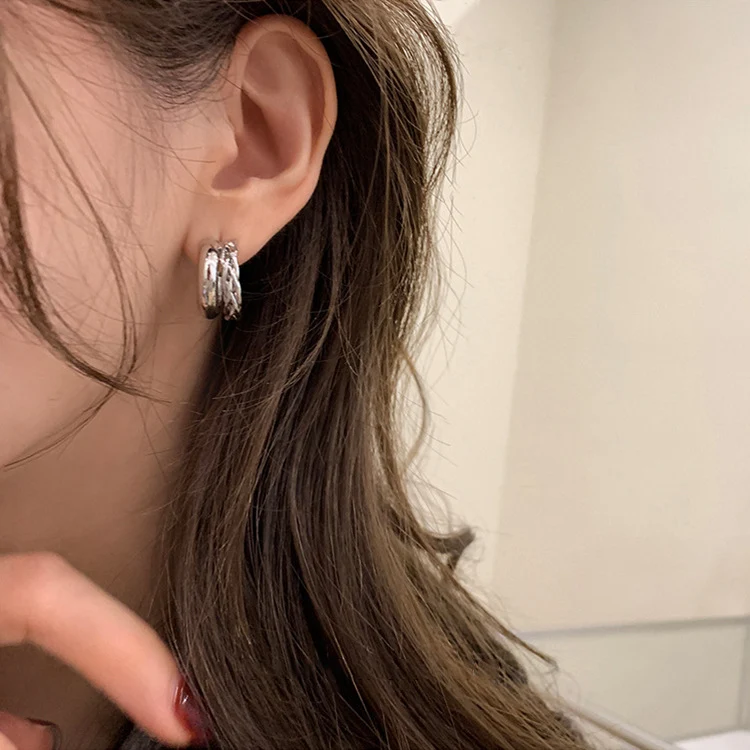 Brincos femininos retrô com torção dupla de metal, estilo vintage e único. Acessório perfeito para realçar seu look e adicionar charme. — foto 18
