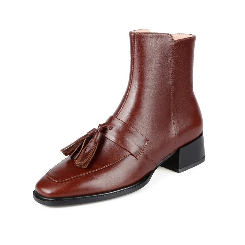 Botas curtas de salto médio para mulheres que buscam conforto e elegância. Perfeitas para diversas ocasiões e looks. Encontre a sua! — foto 1