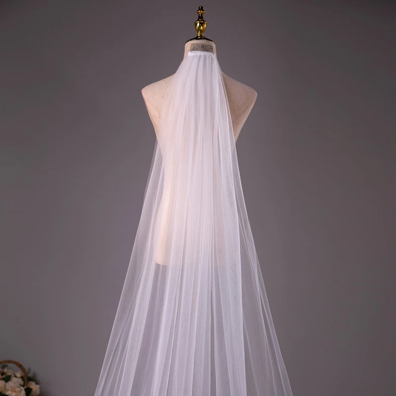 Véu de noiva com duas camadas e acabamento com renda e pente. Adicione um toque de elegância e sofisticação ao seu casamento. — foto 5