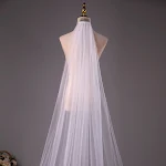 Véu de noiva com duas camadas e acabamento com renda e pente. Adicione um toque de elegância e sofisticação ao seu casamento. — foto 5