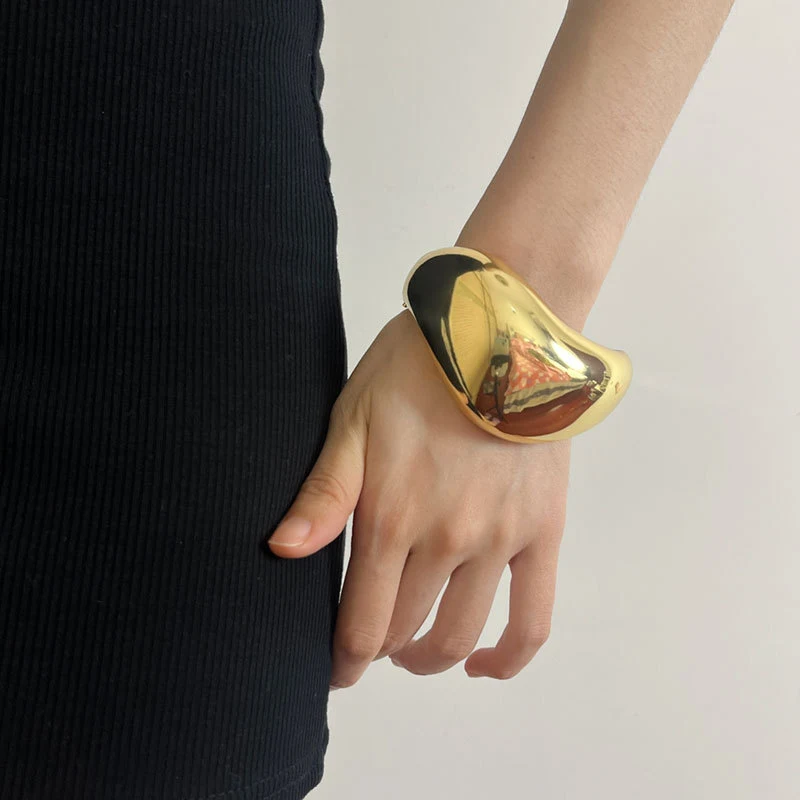 Pulseira aberta com ondas irregulares de metal retrô europeia e americana. Elástica e única, adiciona um toque vintage e elegante ao seu estilo. — foto 3
