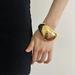 Pulseira aberta com ondas irregulares de metal retrô europeia e americana. Elástica e única, adiciona um toque vintage e elegante ao seu estilo. — foto 3
