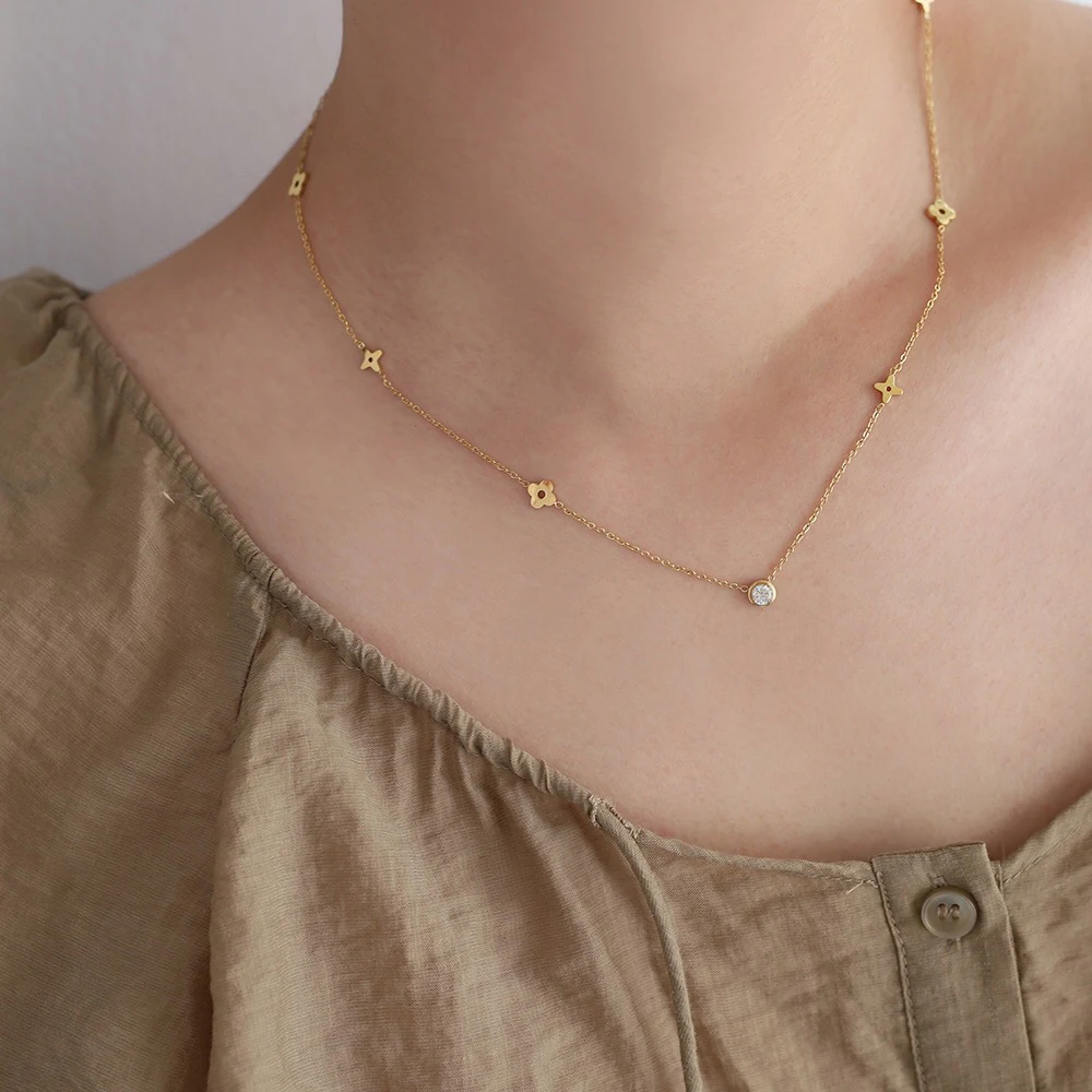 Colar solitário de flor em aço titânio com banho de ouro 18K, elegância e durabilidade para um visual sofisticado. — foto 5