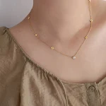 Colar solitário de flor em aço titânio com banho de ouro 18K, elegância e durabilidade para um visual sofisticado. — foto 5