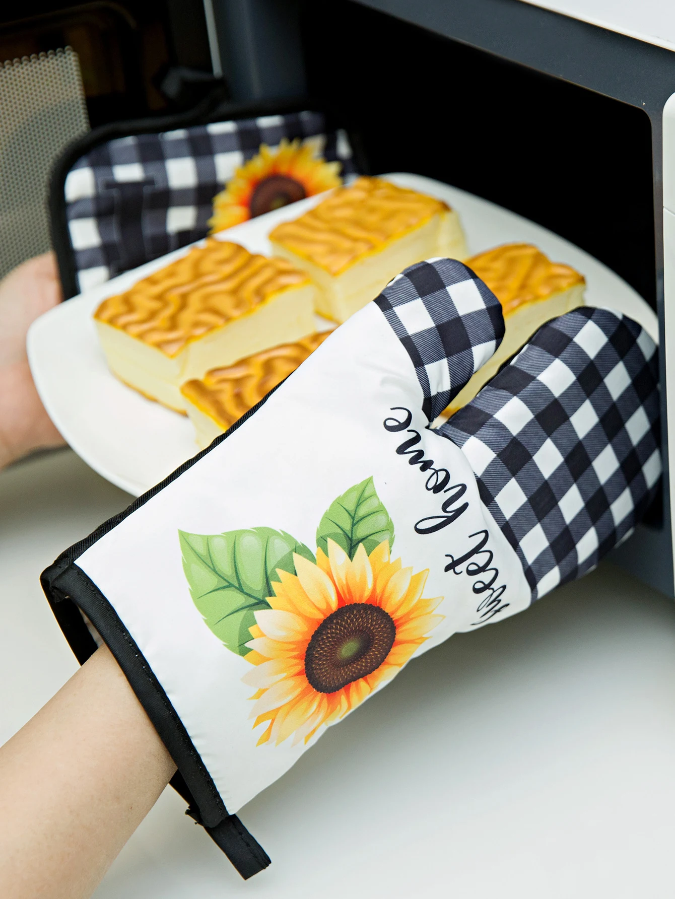 Polyester printing microwave oven gloves, heat resistant. Protect your hands while cooking with these safe and stylish g — photo 8