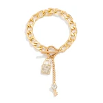 Collana da donna con catena spessa, lucchetto e chiave pendente lucenti, gioielli alla moda per signore, accessori trendy per il collo. — foto 5