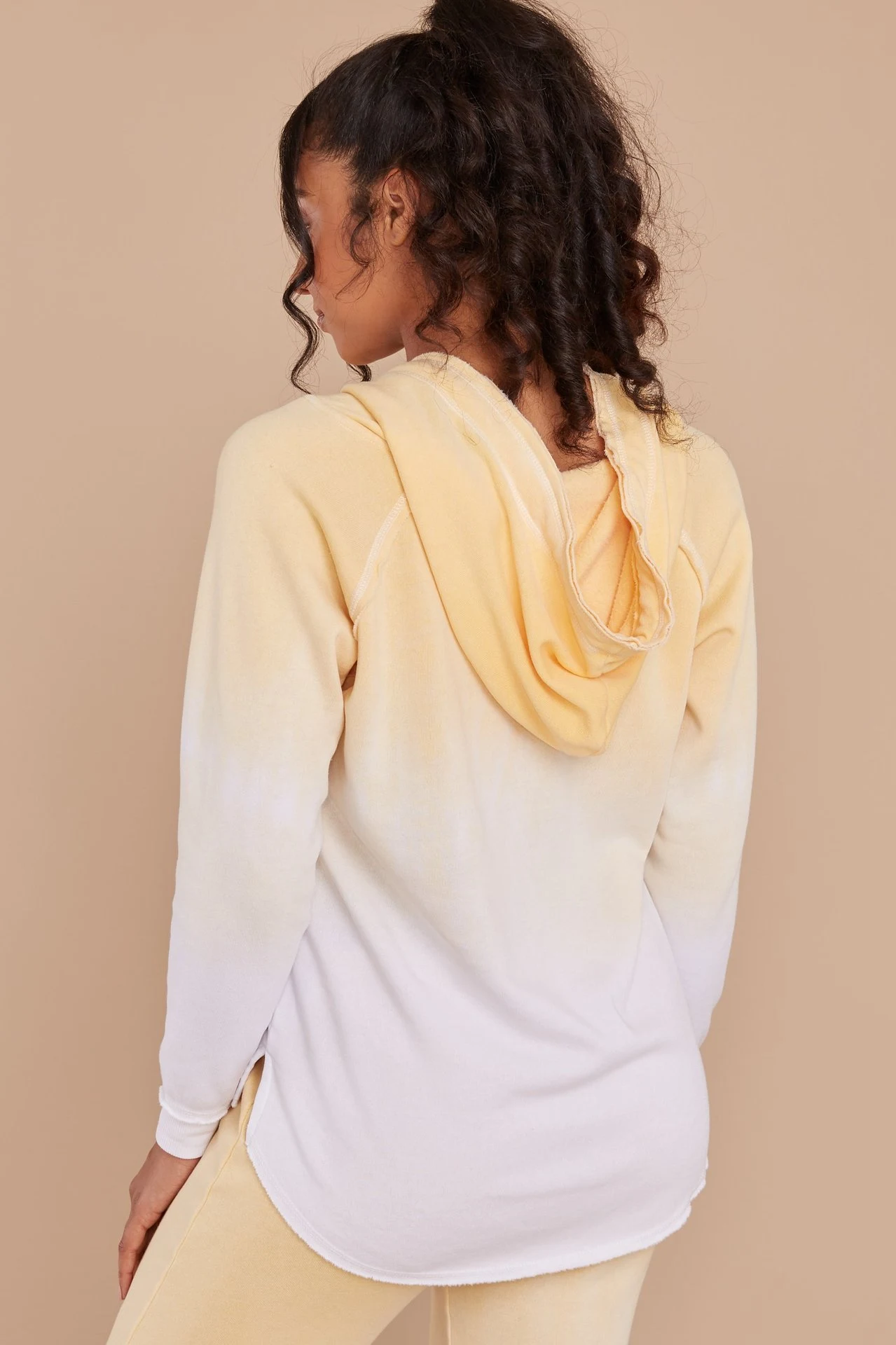 Neue Damen Casual Kapuzenpullover für Komfort und Stil. Genieße den entspannten Look und die praktische Kapuze. Ideal für jeden Tag. — foto 1