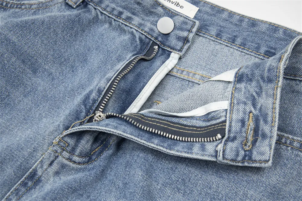 Gescheurde jeans met letterprint voor mannen en vrouwen. Een unieke en trendy look voor een casual en modieuze uitstraling, en zeer comfortabel om te dragen. — foto 21