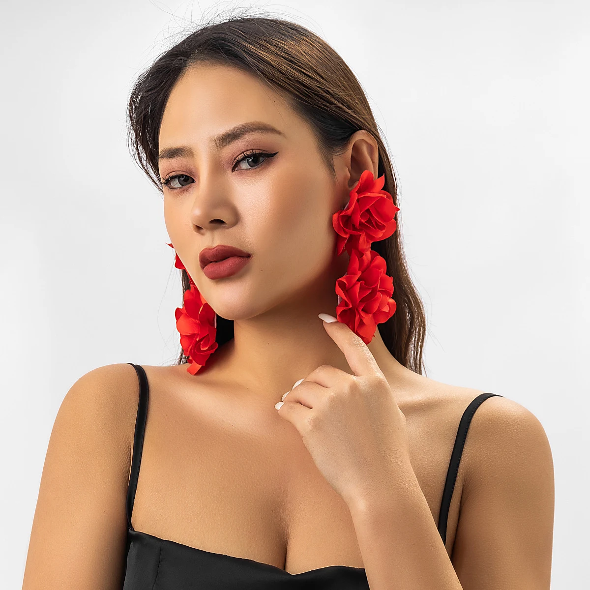Brincos minimalistas com borlas de flores coloridas e versáteis. Leveza e charme para um look moderno e cheio de personalidade. — foto 30