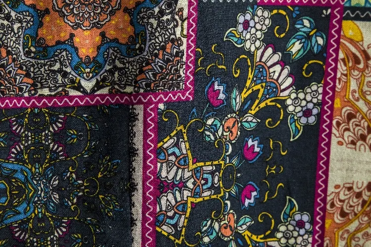 Plus size linnen top in Afrikaanse etnische stijl met donker bloemenpatroon. Comfortabel en elegant voor een unieke en modieuze uitstraling. — foto 18