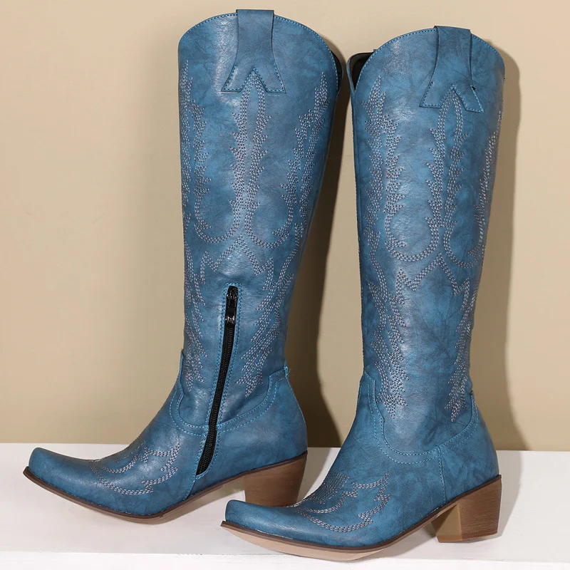 Botas femininas de cano alto com salto médio e bordado vintage. Combine estilo e conforto com estas botas elegantes para um visual retrô. — foto 15