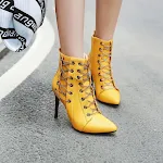 Botas stiletto de bico fino para um visual impactante. Combine sofisticação e ousadia com estas botas que elevam qualquer look. — foto 4