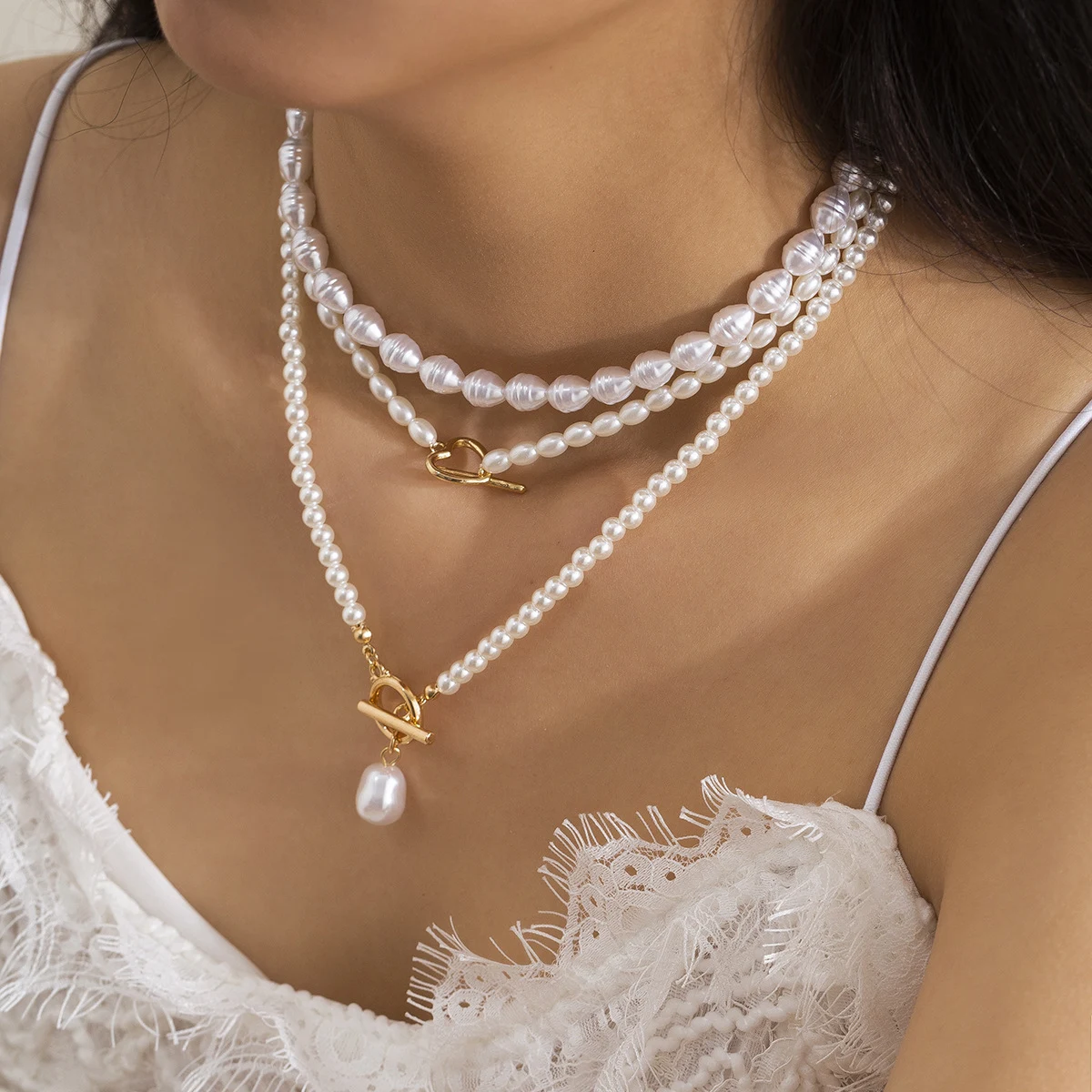 Colar Vintage com Pingente de Coração e Gotas d'água com contas, um acessório que adiciona charme e elegância ao seu visual. Ideal para mulheres. — foto 6