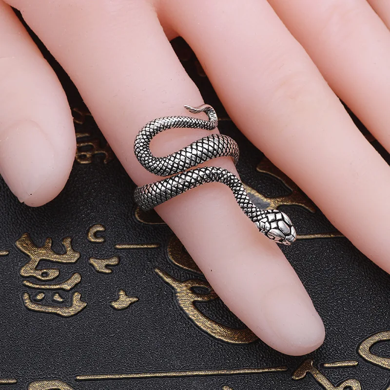 Anel de cobra Retro Spirit, estilo punk. Anel geométrico com design de animal. Um toque ousado e único para homens e mulheres. Perfeito para um visual estiloso. — foto 4