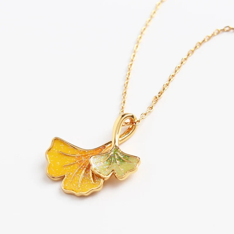 Colar feminino gracioso e moderno com pingente de folha de ginkgo outonal esmaltado com camadas e efeito tridimensional. — foto 4