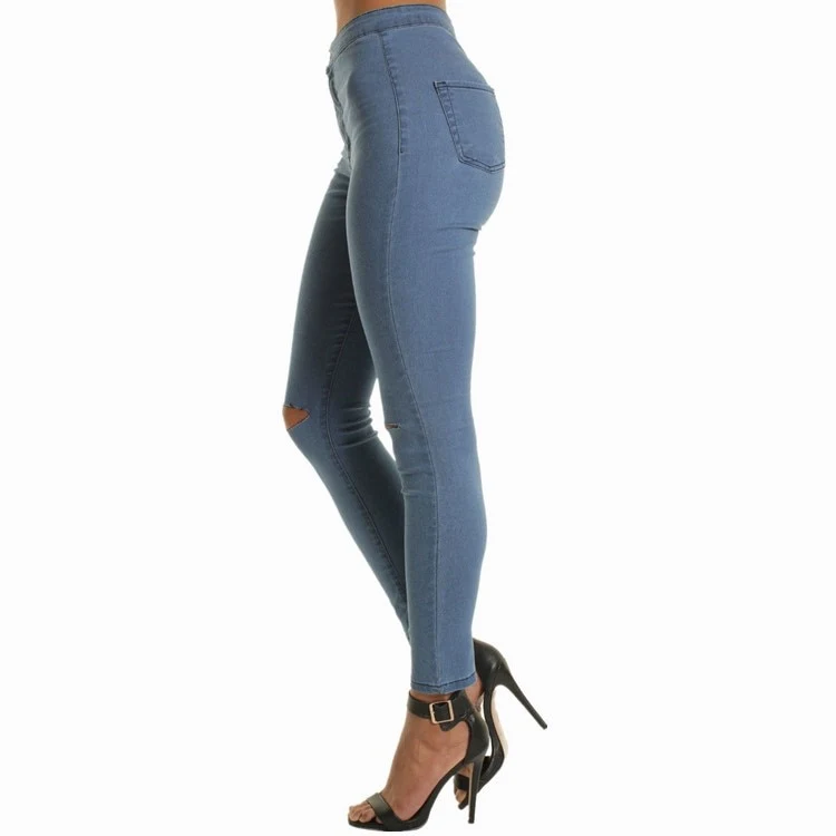 Jeans elásticos con rodillas delgadas y agujeros, perfectos para un look moderno y cómodo. La prenda ideal para tu estilo diario y casual. — foto 9