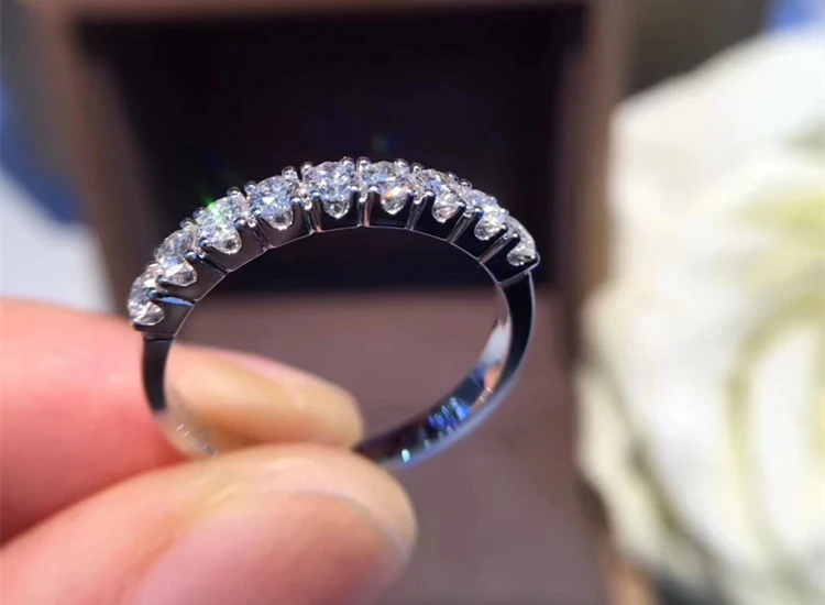 Anel de casamento feminino em ouro 18K, com fileira totalmente incrustada de diamantes, simples e elegante para noivas. — foto 3