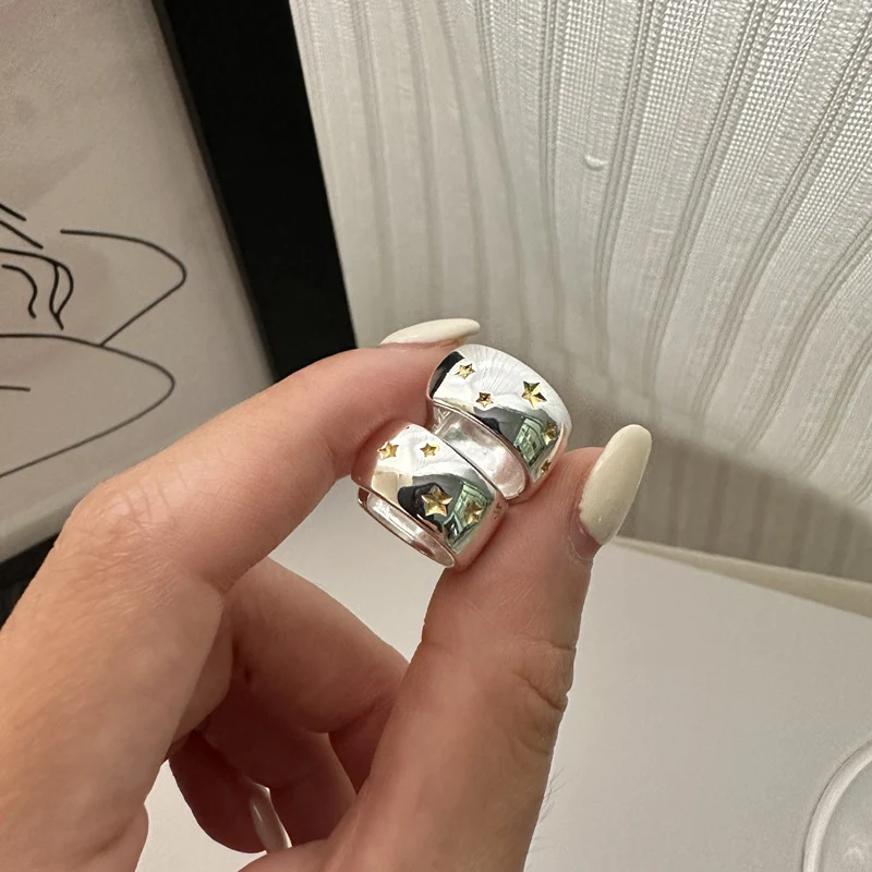Brincos XINGX S925 em prata esterlina com contraste ouro e prata, elegância para mulheres. Joias femininas sofisticadas, perfeitas para looks modernos. — foto 2
