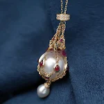 Colar de pérolas com pingente lavalier de pedra preciosa, bolsa de rede de metal, um acessório elegante e sofisticado. — foto 6