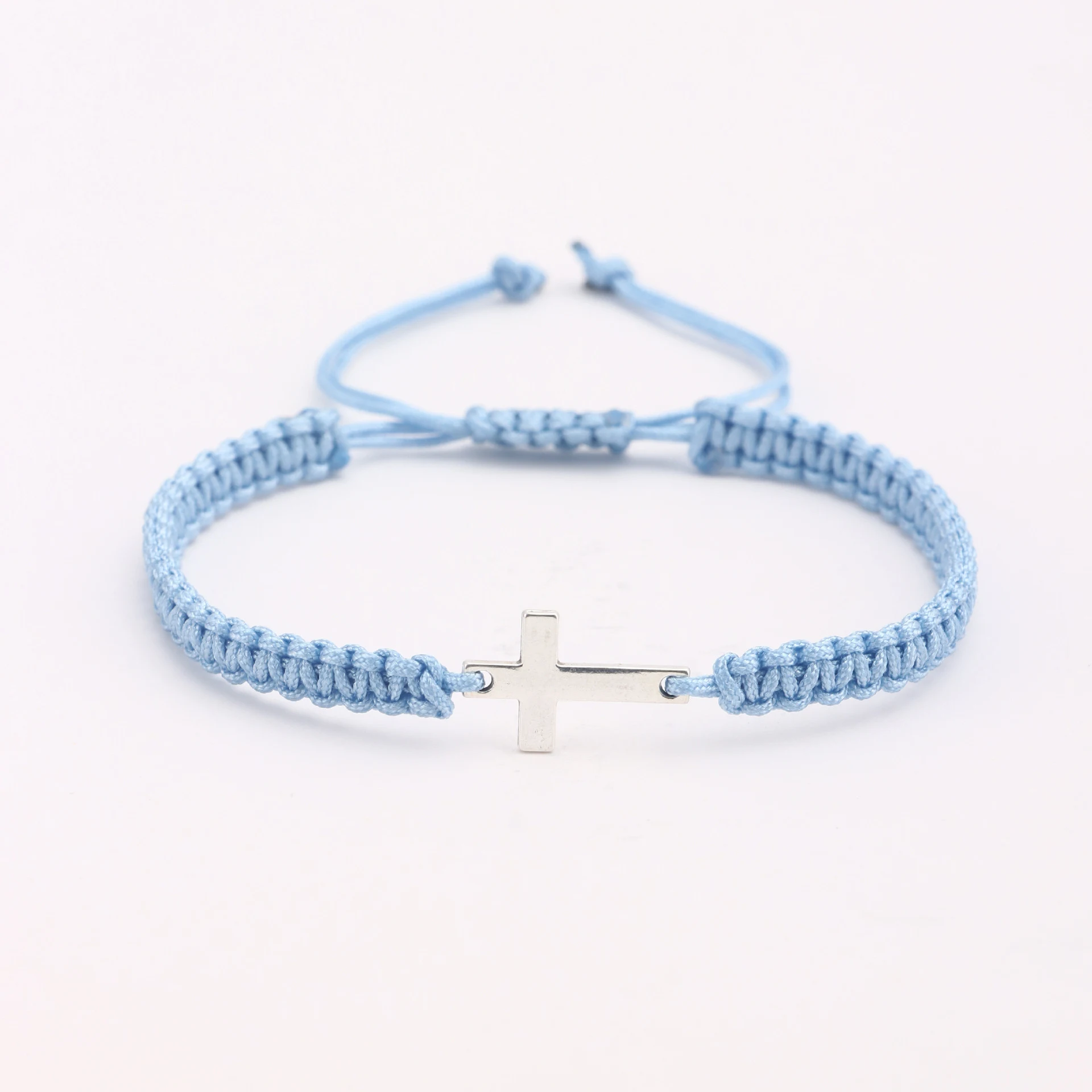Pulseira cruzada colorida com design simples e moderno. Um acessório de moda para usar diariamente. Adicione estilo e sofisticação ao seu visual. — foto 13