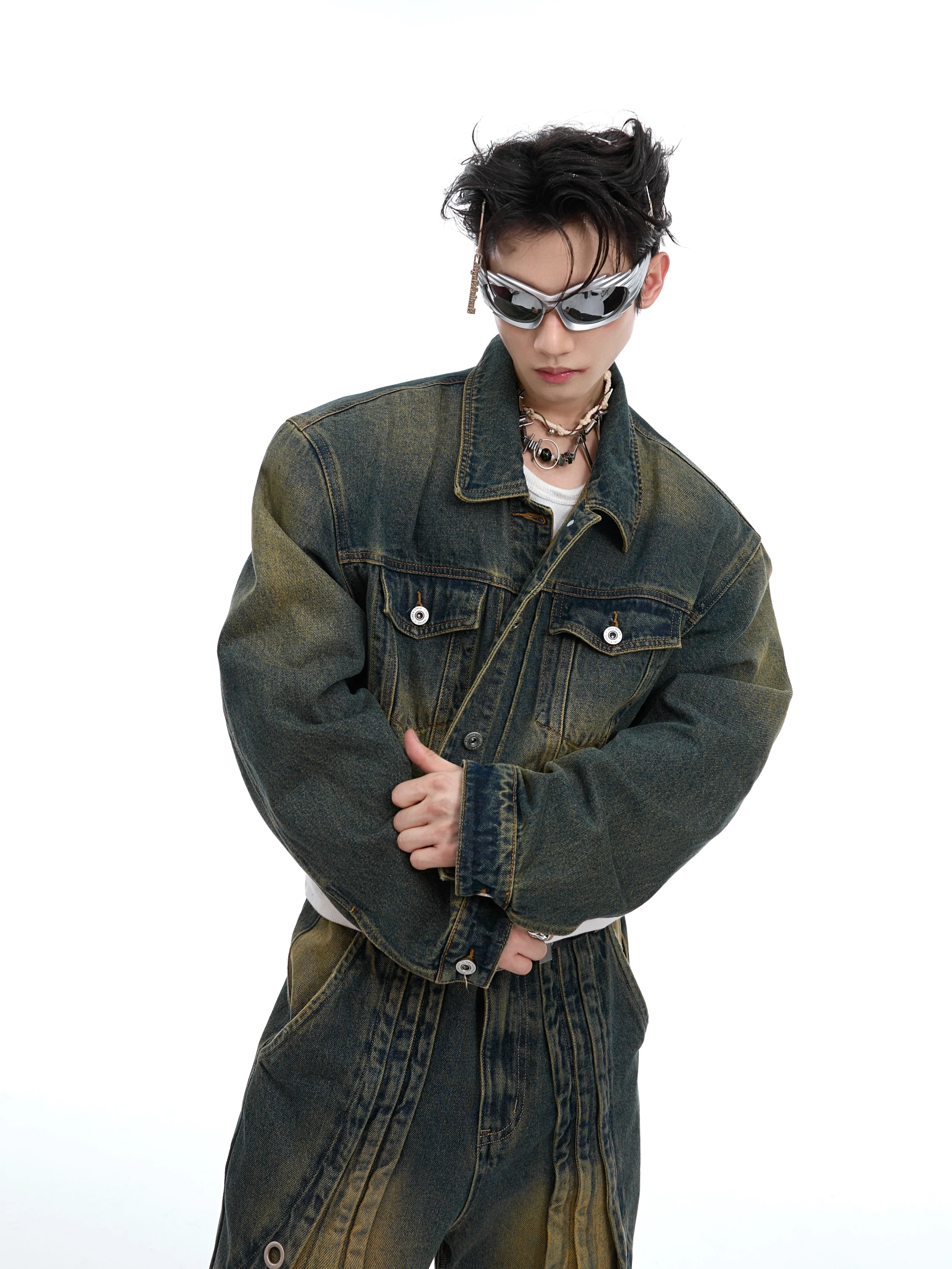 Jaqueta jeans curta com degradê desgastado, moderna e versátil. Perfeita para um visual casual e estiloso em qualquer ocasião. Adicione ao seu guarda-roupa! — foto 5