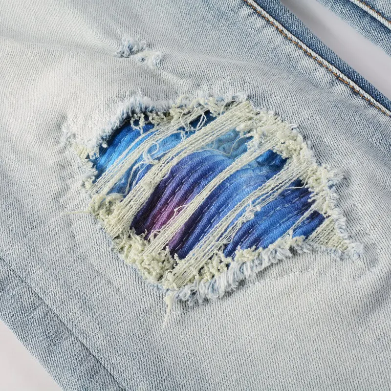 Lichtblauwe slim stretch jeans voor dames met kleurrijke gradient patches en gaten. Combineer stijl en comfort. — foto 3