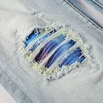 Lichtblauwe slim stretch jeans voor dames met kleurrijke gradient patches en gaten. Combineer stijl en comfort. — foto 3