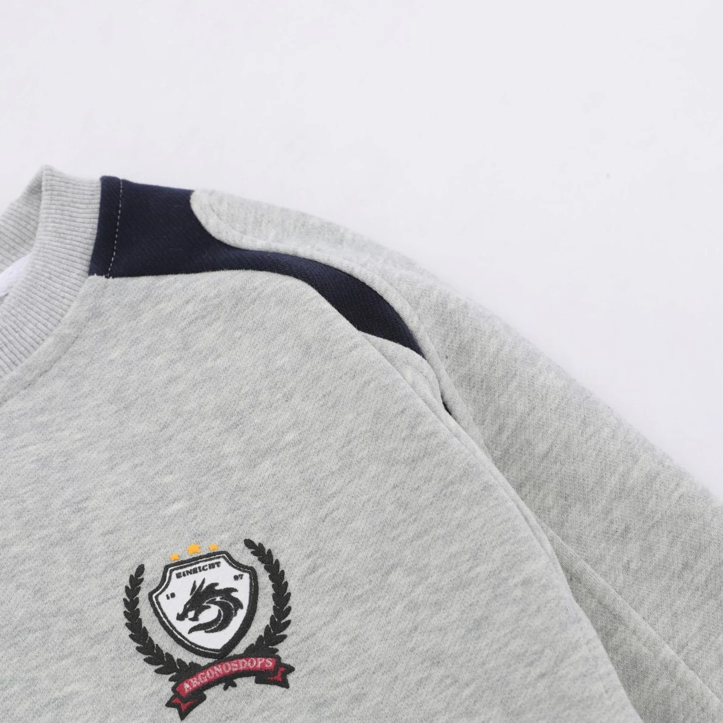 Moletom pullover americano retrô com estampa e combinação de cores vibrantes. Ideal para um visual casual e cheio de estilo. Conforto garantido. — foto 18