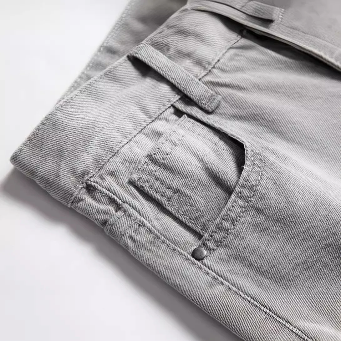 Calças jeans cinza claro rasgadas retas para meninos, estilo e conforto. Jeans rasgado para um visual moderno e despojado. — foto 4