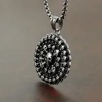 Colar pingente de caveira de aço inoxidável para homens, pingente redondo de caveira. Adicione estilo e atitude ao seu visual com esta joia única. — foto 2