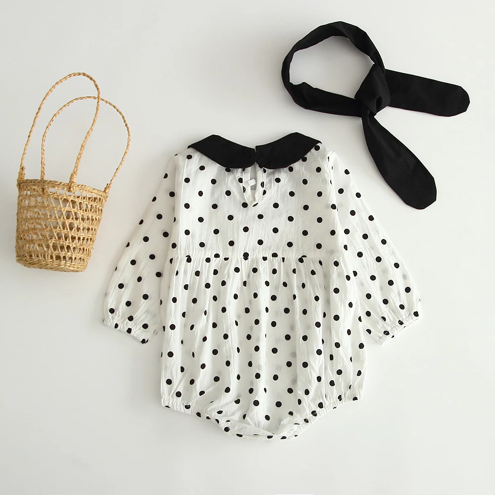 Macacão de bolinhas de outono para bebê. Conforto e estilo para seu pequeno durante o outono. Fácil de vestir e ideal para o dia a dia. — foto 1