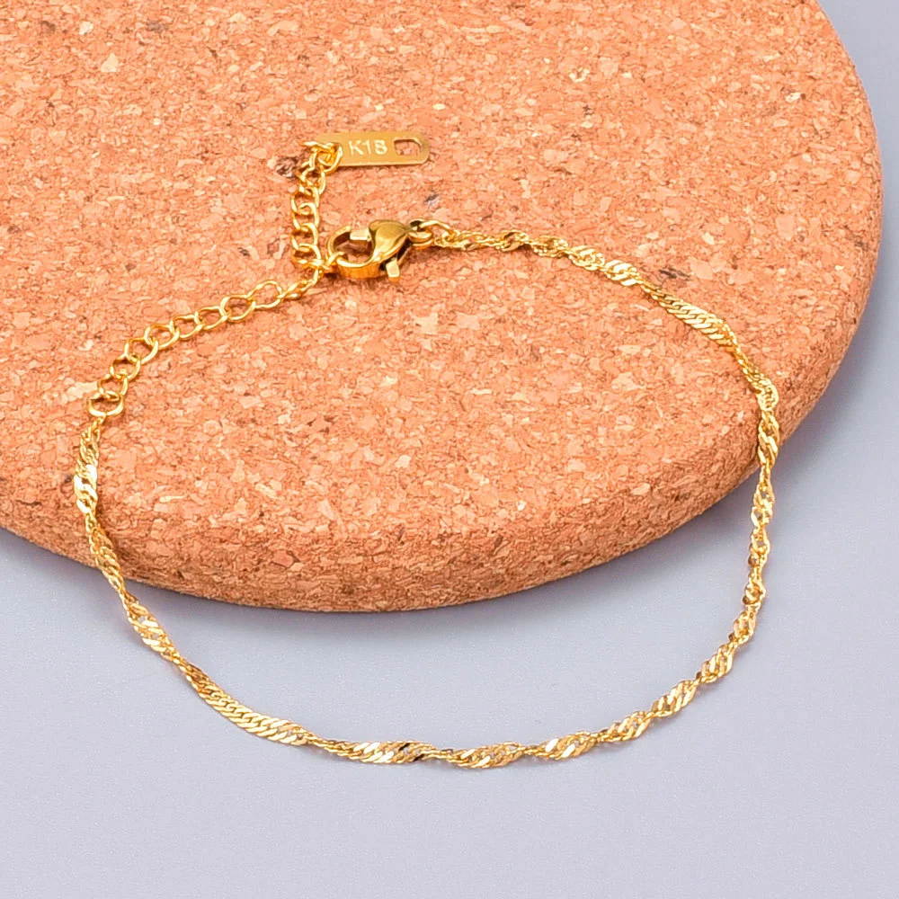 Pulseira fina com design torcido em aço titânio com banho de ouro, Cold Scenery. Elegância e durabilidade, perfeita para qualquer ocasião. — foto 7
