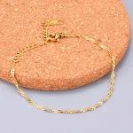 Pulseira fina com design torcido em aço titânio com banho de ouro, Cold Scenery. Elegância e durabilidade, perfeita para qualquer ocasião. — foto 7