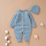 Chapéu de malha liso para bebê e conjunto de engatinhar. Macio, confortável e ideal para manter o bebê aquecido e protegido em suas primeiras descobertas. — foto 4
